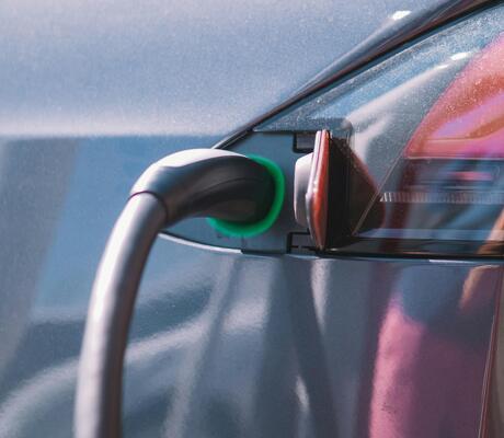 Crédit Photo de Kindel Media: https://www.pexels.com/fr-fr/photo/recharger-charger-technologie-puissance-9799743/