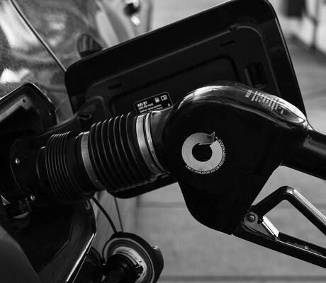 Crédit Photo de Anyana Webb: https://www.pexels.com/fr-fr/photo/noir-et-blanc-voiture-nature-morte-essence-21811094/