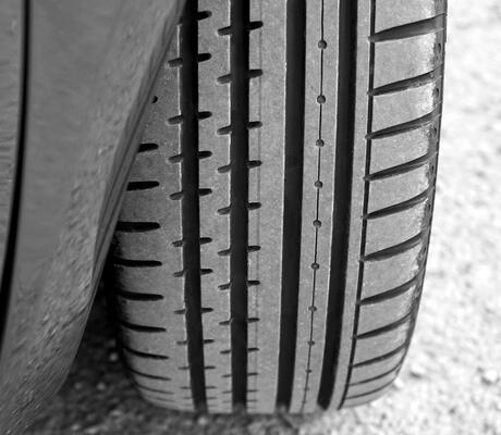 crédit Photo de Mike Bird: https://www.pexels.com/fr-fr/photo/pneu-de-vehicule-441103/
