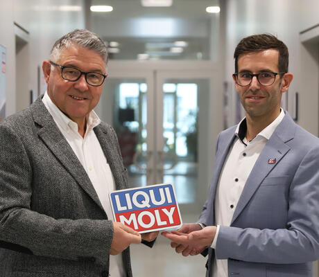 Peter Baumann (à gauche) transmet symboliquement la direction marketing de la marque mondiale LIQUI MOLY à son successeur Marco Esser