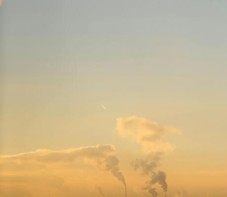 crédit Photo de Юлия Кондратова: https://www.pexels.com/fr-fr/photo/industrie-fumer-fumee-production-9209011/