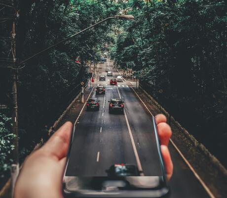 crédit Photo de Matheus Bertelli: https://www.pexels.com/fr-fr/photo/photographie-en-perspective-forcee-de-voitures-roulant-sur-la-route-sous-le-smartphone-799443/