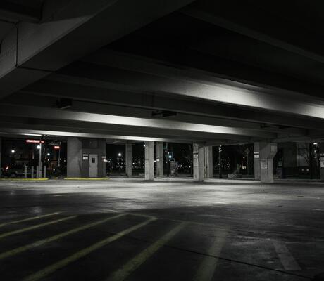 crédit Photo de Brett Sayles: https://www.pexels.com/fr-fr/photo/photographie-d-un-parking-vide-1756957/