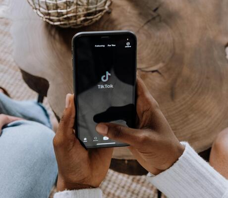 Crédit Photo de cottonbro studio: https://www.pexels.com/fr-fr/photo/mains-iphone-technologie-afficher-5081930/