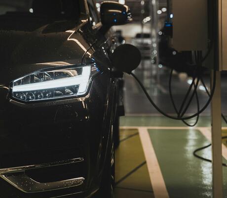 crédit Photo de Daniel Andraski: https://www.pexels.com/fr-fr/photo/recharger-charger-vehicule-luxe-11554746/
