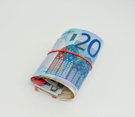 Crédit Photo de Dom J: https://www.pexels.com/fr-fr/photo/billets-sur-surface-blanche-45110/