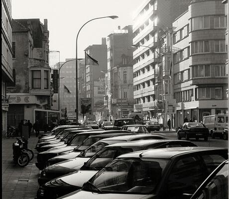 Crédit Photo de Emmanuel Codden: https://www.pexels.com/fr-fr/photo/noir-et-blanc-ville-voitures-vehicules-17169284/