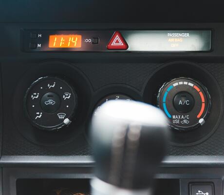 Crédit Photo de Erik Mclean: https://www.pexels.com/fr-fr/photo/lumineux-voiture-vehicule-brouiller-6005584/