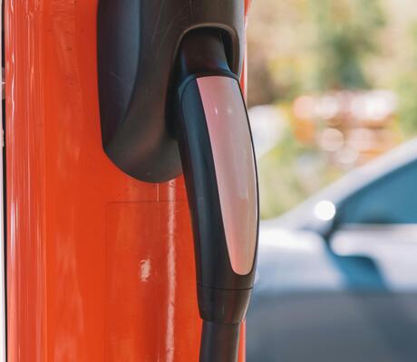 crédit Photo de Kindel Media: https://www.pexels.com/fr-fr/photo/industrie-recharger-charger-voiture-9799738/