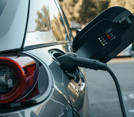 Crédit Photo de Kindel Media: https://www.pexels.com/fr-fr/photo/industrie-recharger-charger-vehicule-9800009/