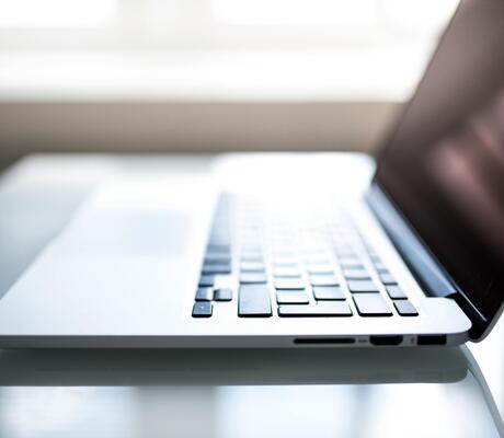 Crédit Photo de Nao Triponez: https://www.pexels.com/fr-fr/photo/photographie-de-mise-au-point-peu-profonde-de-macbook-792199/