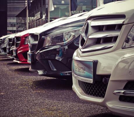 créditPhoto de Pixabay: https://www.pexels.com/fr-fr/photo/mercedes-benz-garee-dans-une-rangee-164634/