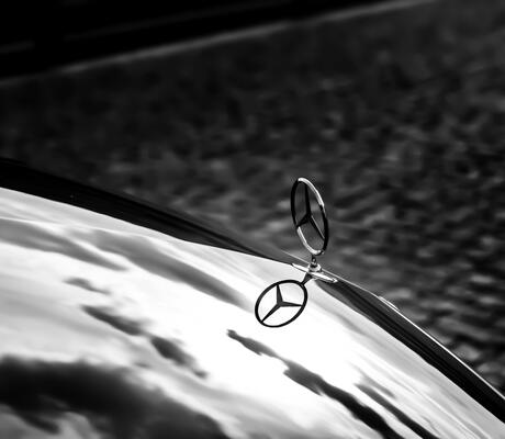 crédit Photo de Pixabay: https://www.pexels.com/fr-fr/photo/embleme-mercedes-benz-373282/