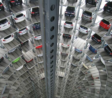Crédit Photo de Pixabay: https://www.pexels.com/fr-fr/photo/vehicules-gares-a-l-interieur-d-un-parking-sureleve-63294/