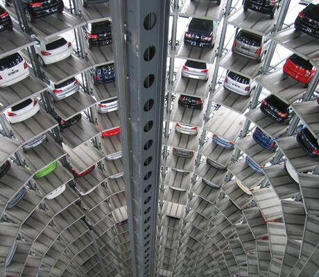 Crédit Photo Photo de Pixabay: https://www.pexels.com/fr-fr/photo/vehicules-gares-a-l-interieur-d-un-parking-sureleve-63294/