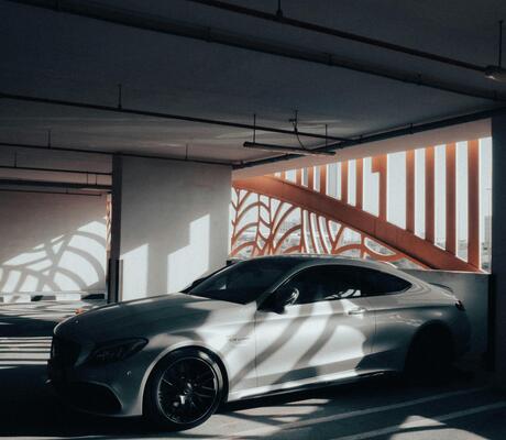 Crédit Photo de saad alawi: https://www.pexels.com/fr-fr/photo/voiture-de-luxe-mercedes-benz-en-milieu-urbain-30360699/