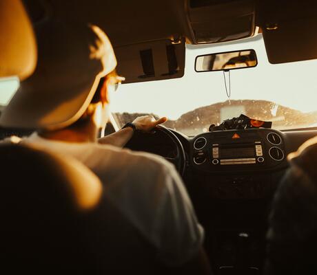 Photo de Tobi: https://www.pexels.com/fr-fr/photo/homme-tenant-le-volant-en-conduisant-620335/