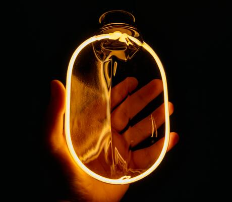 crédit Photo de Vladyslav Dukhin: https://www.pexels.com/fr-fr/photo/eclairage-ambiant-chaleureux-avec-ampoule-portative-31795291/