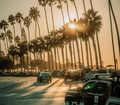 crédit Photo de Wendell Stoyer: https://www.pexels.com/fr-fr/photo/coucher-de-soleil-sur-le-parking-borde-de-palmiers-de-california-beach-31840671/